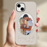 Das Leben lieben mit deinem neutralen, ovalen Gera Case-Mate iPhone 14 Plus Hülle<br><div class="desc">Einfache, moderne Handy-Gehäuse mit Foto und handgeschriebenem Text, "liebevolles Leben mit dir". Die Fotovorlage ist Set bis zur Anzeige Ihres Fotos in einer ovalen Form und gerahmt. Die Telefonabdeckung ist in grün, neutral in Beige und Bräune gedruckt - obwohl Sie gerne eine oder alle Farben im Designwerkzeug ändern können. Für...</div>