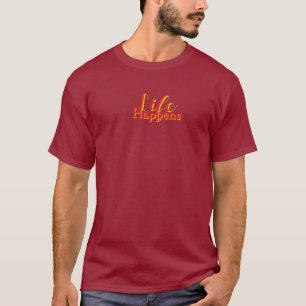 Das Leben passiert in roten Buchstaben Marone     T-Shirt