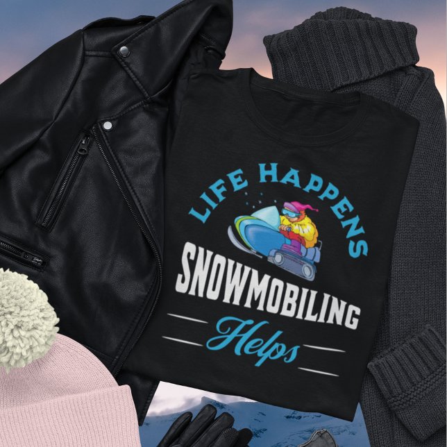 Das Leben passiert Snowmobiling Helfen - Skidoo T-Shirt (Life Happens Snowmobiling Helps collection for men and women.)