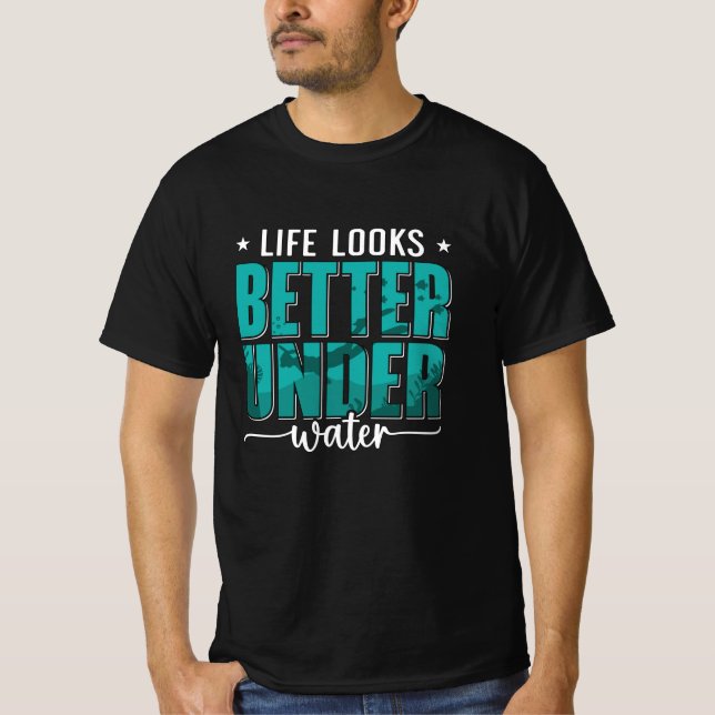 Das Leben sieht besser aus unter dem freien Wasser T-Shirt (Vorderseite)