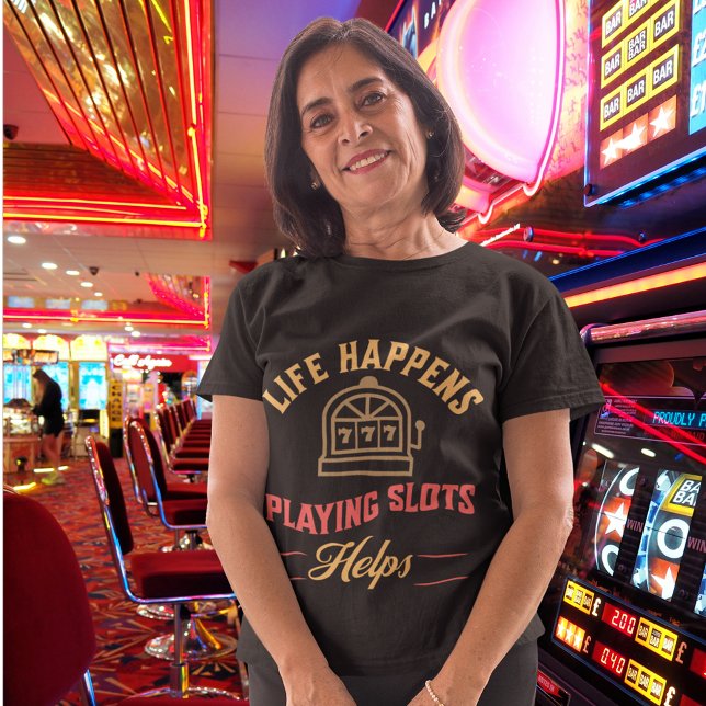 Das Leben spielt mit Slots T-Shirt (Life Happens Playing Slots Helps)