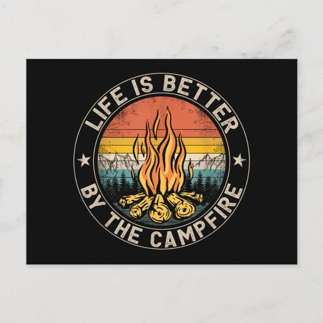 Das Leben wird besser durch das Campfire-Camping Postkarte (Vorderseite)