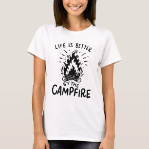 Das Leben wird besser durch das Lagerfeuer T-Shirt