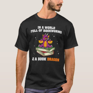 Das Lesen in einer Welt voller Bücherwürmer ist ei T-Shirt