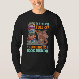 Das Lesen in einer Welt voller Bücherwürmer ist ei T-Shirt