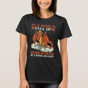 Das Lesen in einer Welt voller Bücherwürmer ist ei T-Shirt