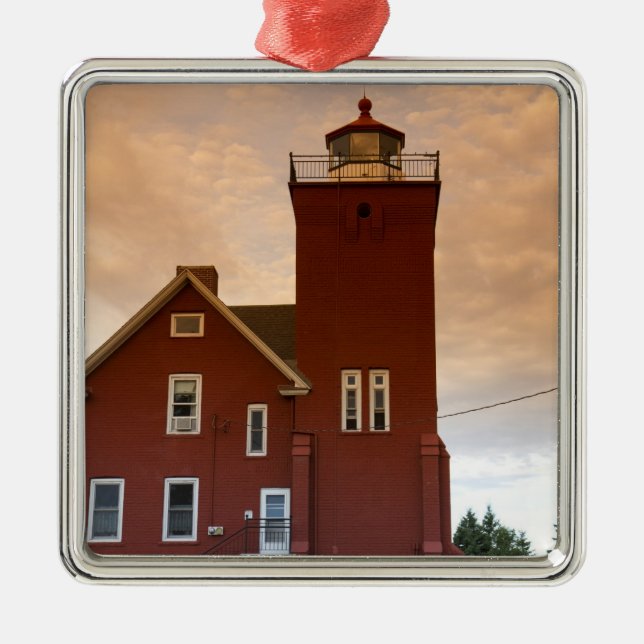 Das Leuchtturm der beiden Häfen mit Blick auf die  Silbernes Ornament (Vorne)