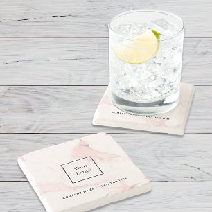 Das Logo aus rosa Marmor ist elegant und modern Steinuntersetzer