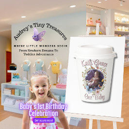 Das Mädchen ist der erste Geburtstag der Frühjahrs Pappbecher