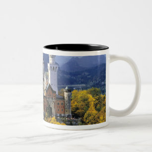 Das märchenhafte Neuschwanstein ist eines von drei Zweifarbige Tasse