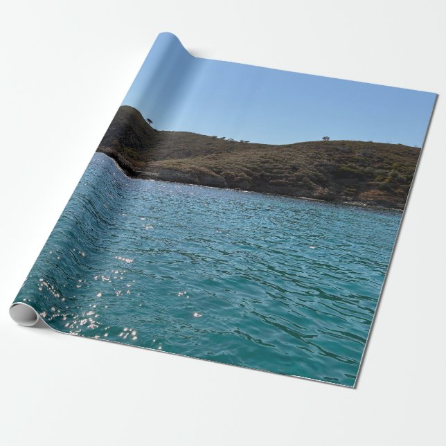 Das Mittelmeer mit grasbewachsenem Hügel  Geschenkpapier (Ungerollt)