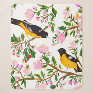 Das Muster zeigt Vögel und Blumen. Es ist erscha Sherpadecke