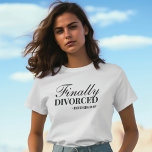Das nächste Kapitel: "Endlich geschieden" T-Shirt<br><div class="desc">Die Einführung unseres "Endlich geschieden" T - Shirt, einer spielerischen und witzigen Erklärung für neu gefundene Freiheit und Widerstandskraft. Die elegante, schwarze Typografie vor einer unberührten, weißen Kulisse verleiht der Botschaft eine Touch Spaß. Eingebettet in den Hashtag #divorcedaf, vereint dieses Shirt den Geist der Befreiung mit einer leichteren Drehung und...</div>
