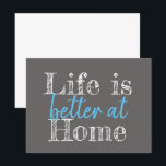 DAS Nautische LEBEN IST BEI ZUHAUSE BESSER | Postkarte<br><div class="desc">LEBEN IST BESSER BEI ZUHAUSE | NATUR | ZUHAUSE LIFE | ZUBEHÖR DER WOHNGESTALTUNG | FUN | CHIC | EINFACH | SERENE | GLÜCKLICHER ORT | FUN DISTRESSEED TEXTURED SCRIPT CURSIVE TYPOGRAPHY LETTERING DESIGN | ZUHAUSE SWEET ZUHAUSE | LIFE IST BESSER AUF ZUHAUSE |</div>