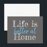 DAS Nautische LEBEN IST BEI ZUHAUSE BESSER | Postkarte<br><div class="desc">LEBEN IST BESSER BEI ZUHAUSE | NATUR | ZUHAUSE LIFE | ZUBEHÖR DER WOHNGESTALTUNG | FUN | CHIC | EINFACH | SERENE | GLÜCKLICHER ORT | FUN DISTRESSEED TEXTURED SCRIPT CURSIVE TYPOGRAPHY LETTERING DESIGN | ZUHAUSE SWEET ZUHAUSE | LIFE IST BESSER AUF ZUHAUSE |</div>