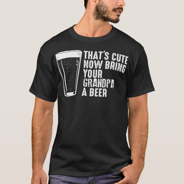 Das Niedlich bringt jetzt deinen Opa zu einem Bier T-Shirt (Vorderseite)