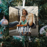 Das Niedliche Geschenk des besten Fotos der AUNTIE Ornament Aus Metall<br><div class="desc">Lass einer Tante weiß, sie ist die beste mit diesem; Niedlich Modern Custom Foto Tante Weihnachtsschmuck. Design bietet lustige weiße Typografie, die "The Best Tante" heißt. Laden Sie einfach Ihr Lieblingsbild hoch und personalisieren Sie die Namen, von wem es stammt. Die Textfarbe kann mit dem Werkzeug 'Weitere Anpassung' geändert werden....</div>