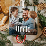Das Niedliche Geschenk des besten UNCLE' Custom Fo Ornament Aus Metall<br><div class="desc">Lass einem Onkel weiß, dass er damit am besten ist; Niedliches Modern Custom Foto Onkel Weihnachtsschmuck. Design bietet lustige weiße Typografie, die "Der beste Onkel" heißt. Laden Sie einfach Ihr Lieblingsbild hoch und personalisieren Sie die Namen, von wem es stammt. Die Textfarbe kann mit dem Werkzeug 'Weitere Anpassung' geändert werden....</div>