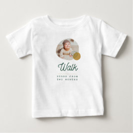 Das niedliche kleine Baby im Shirt