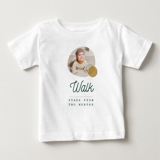 Das niedliche kleine Baby im Shirt (Vorderseite)