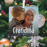 Das Niedlichste Geschenk von GRANDMA Ornament Aus Metall<br><div class="desc">Lass einer Großmutter weiß, wie sehr sie damit geliebt wird; Niedlich Modern Custom Foto Oma Weihnachtsschmuck. Design bietet lustige weiße Typografie, die "The Most Loved GRANDMA" heißt. Laden Sie einfach Ihr Lieblingsbild hoch und personalisieren Sie die Namen, von wem es stammt. Die Textfarbe kann mit dem Werkzeug 'Weitere Anpassung' geändert...</div>