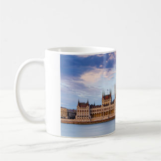 Das Parlamentsgebäude in Budapest an der Donau Kaf Kaffeetasse