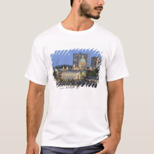 Das Parlamentsgebäude ist am inneren Hafen erleuch T-Shirt