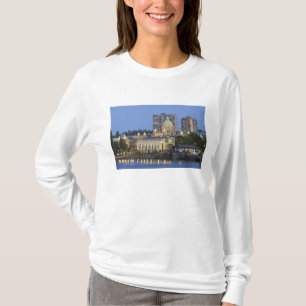 Das Parlamentsgebäude ist im Inneren beleuchtet T-Shirt