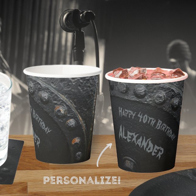 Das Party eines Mannes mit schwarzem Industriestan Pappbecher (Von Creator hochgeladen)