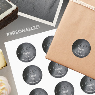 Das Party eines Mannes mit schwarzem Industriestan Runder Aufkleber