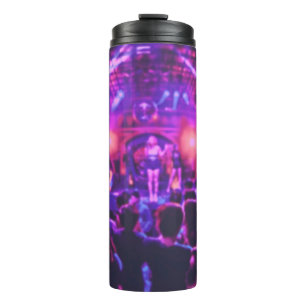 Das Party ist in Pastellfarben auf einer Thermosbecher