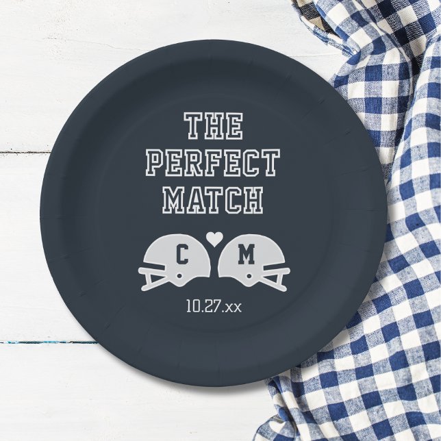 Das perfekte Match-Fußball-Hochzeitmonogramm Pappteller (Top view game day wedding tailgate party championship love football paper plate)