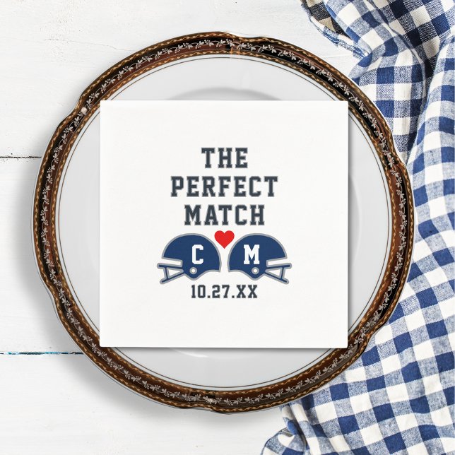Das perfekte Match-Fußball-Hochzeitmonogramm Serviette (Top view game day wedding tailgate party championship love sports lovers football wedding napkin)