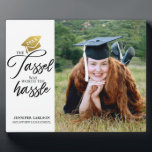 Das personalisierte Abschluss Foto Plaque Fotoplatte<br><div class="desc">Foto Plaque für Abschluss mit dem Titel "Die Tassel war die Mühe wert" Kalligrafie Text". Personalisierbar mit Ihrem Namen und Schule. Ändern Sie das Jahr auf der Goldkappe.</div>
