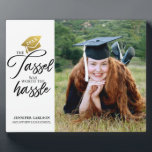 Das personalisierte Abschluss Foto Plaque Fotoplatte<br><div class="desc">Foto Plaque für Abschluss mit dem Titel "Die Tassel war die Mühe wert" Kalligrafie Text". Personalisierbar mit Ihrem Namen und Schule. Ändern Sie das Jahr auf der Goldkappe.</div>