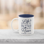 Das personalisierte Leben am Fluss ist besser Zweifarbige Tasse<br><div class="desc">Feiern Sie das Leben an Ihrem Flussufer mit diesem niedlichen personalisierten Schlamm,  der den Satz "Leben ist besser auf dem Fluss" in nautisch marineblauer Schrift mit einem Anker und einem Ohr,  die Ihren Familiennamen und/oder das unten festgestellte Jahr anpassen.</div>