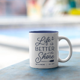 Das personalisierte Leben am Strand ist besser Zweifarbige Tasse
