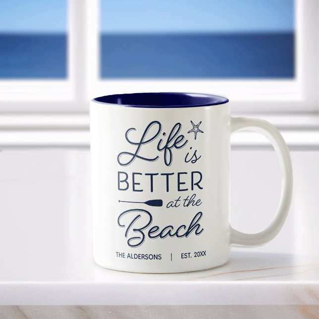 Das personalisierte Leben am Strand ist besser Zweifarbige Tasse (Von Creator hochgeladen)