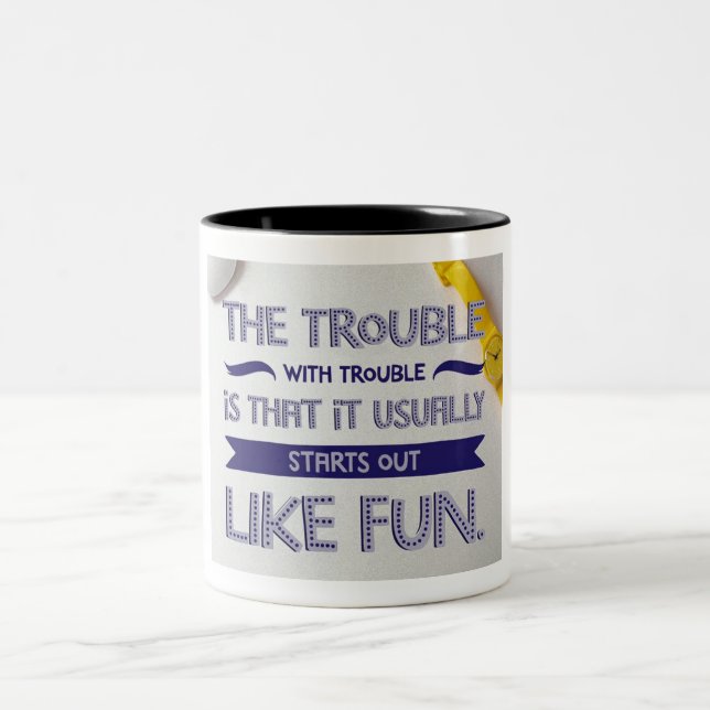 Das Problem mit dem Ärger Zweifarbige Tasse (Mittel)