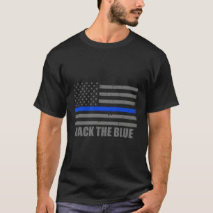Das Recht setzt den Blauen ein T-Shirt
