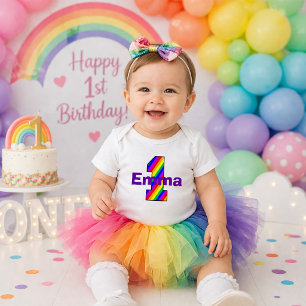 Das Regenbogen-gestreifte Erstgeburtstags-Mädchen- Baby Strampler