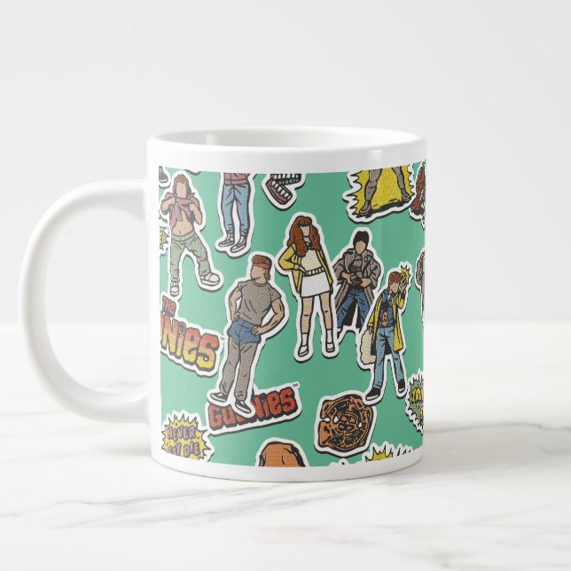 Das Retro-Stickermuster der Goonies Jumbo-Tasse (Links)