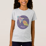 Das Rocket-Schiffs-Raum-Galaxie und Name des T-Shirt<br><div class="desc">Dieses herrliche Kinderausrüstungsbeschreibungen ein schöne und rosa Hand gezeichnetes Raketenschiff im Weltraum. Der Entwurf kennzeichnet auch einen Platz,  damit Sie den Namen Ihres Mädchens addieren. Vervollkommnen Sie für jedes liebevolle Kind der Wissenschaft oder der Galaxie!</div>