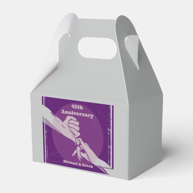 Das romantische Ehepaar Customiz hält Händchen Geschenkschachtel (Vorderseite)