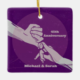 Das romantische Ehepaar Customiz hält Händchen Keramikornament