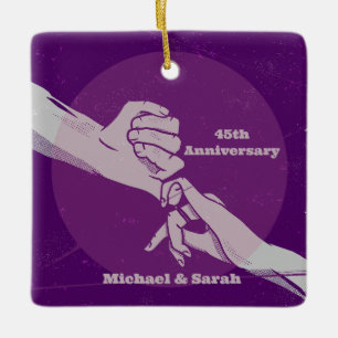 Das romantische Ehepaar Customiz hält Händchen Keramikornament