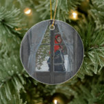 Das rote Kerochin | Claude Monet Keramik Ornament<br><div class="desc">Das Rote Kerchach (1868-1873),  auch "The Red Cape" genannt,  von dem französischen Impressionisten Claude Monet. Dieses Öl auf der Leinwand snowscape zeigt Monets Ehefrau,  Camille,  die außerhalb eines Fensters in einem roten Kap gekleidet vorbei geht. Verwenden Sie die Entwurfstools,  um einen benutzerdefinierten Text hinzuzufügen oder das Bild zu personalisieren.</div>