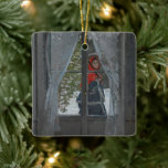 Das rote Kerochin | Claude Monet Keramikornament<br><div class="desc">Das Rote Kerchach (1868-1873),  auch "The Red Cape" genannt,  von dem französischen Impressionisten Claude Monet. Dieses Öl auf der Leinwand snowscape zeigt Monets Ehefrau,  Camille,  die außerhalb eines Fensters in einem roten Kap gekleidet vorbei geht. Verwenden Sie die Entwurfstools,  um einen benutzerdefinierten Text hinzuzufügen oder das Bild zu personalisieren.</div>