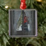 Das rote Kerochin | Claude Monet Ornament Aus Metall<br><div class="desc">Das Rote Kerchach (1868-1873),  auch "The Red Cape" genannt,  von dem französischen Impressionisten Claude Monet. Dieses Öl auf der Leinwand snowscape zeigt Monets Ehefrau,  Camille,  die außerhalb eines Fensters in einem roten Kap gekleidet vorbei geht. Verwenden Sie die Entwurfstools,  um einen benutzerdefinierten Text hinzuzufügen oder das Bild zu personalisieren.</div>