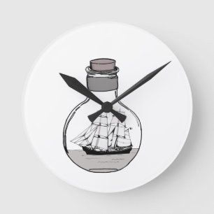Das Schiff in der Glühlampe Runde Wanduhr